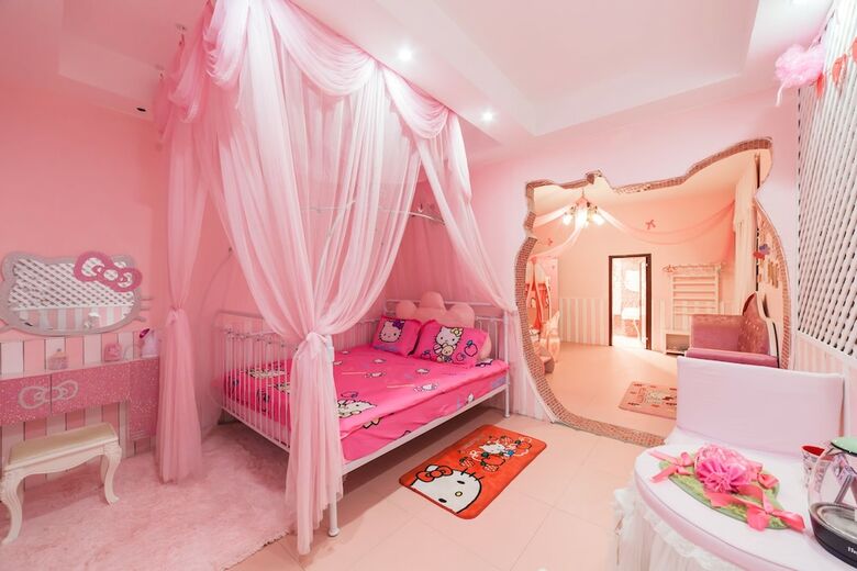 Hotel Dali Love In Clouds Theme Art House