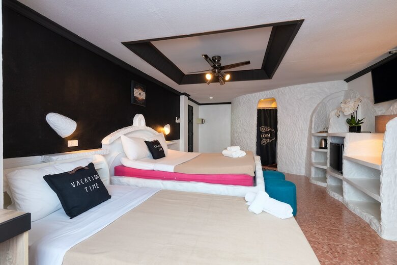 Harrys Steakhouse & Beach Hotel
