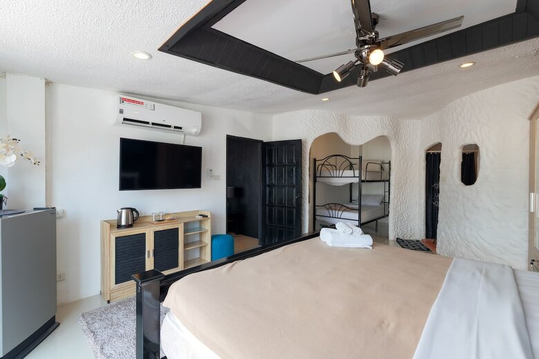 Harrys Steakhouse & Beach Hotel