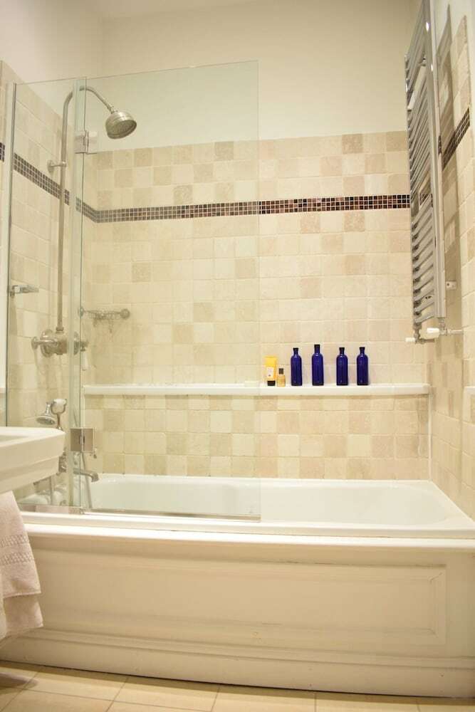 1 Bedroom Primrose Hill Apartment