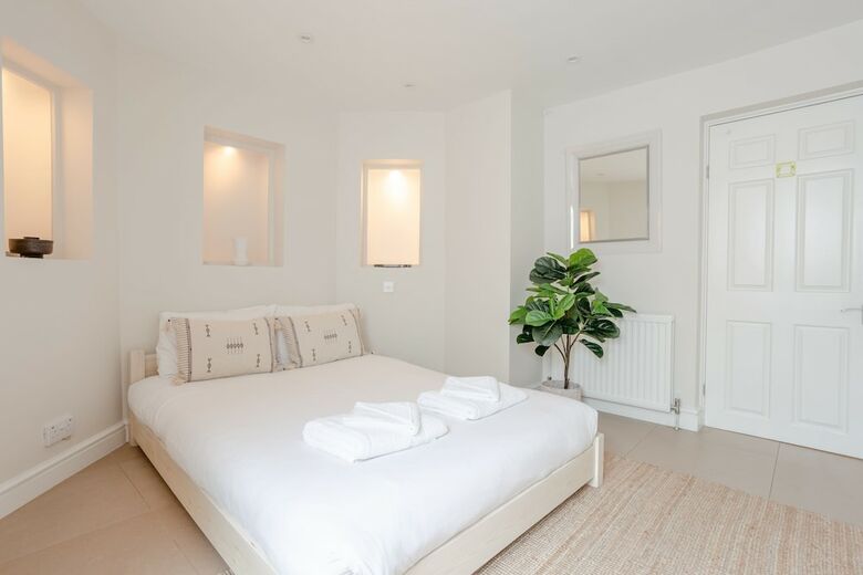Kings Cross House Sleeps 6