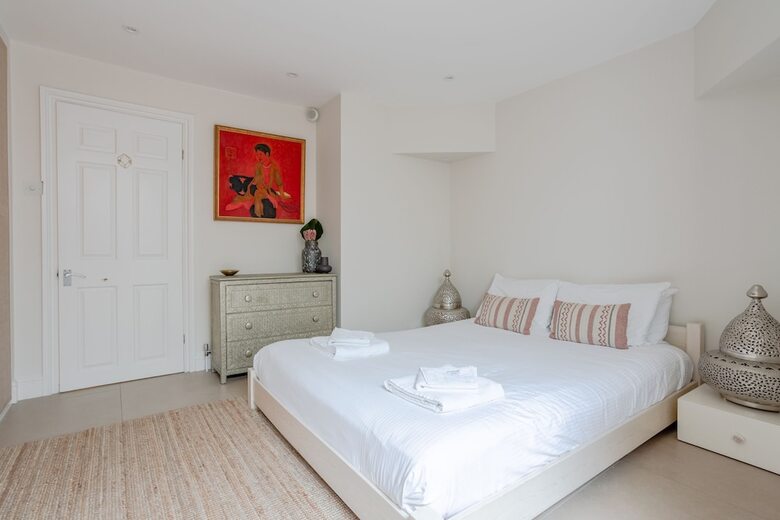 Kings Cross House Sleeps 6