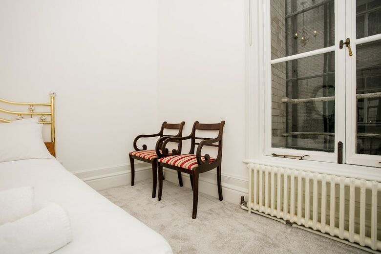 2 Bedroom Apartment In Westminister