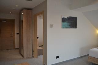16 Lakes Hotel
