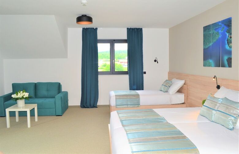 16 Lakes Hotel