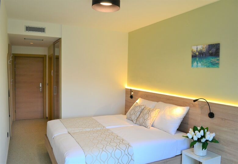 16 Lakes Hotel