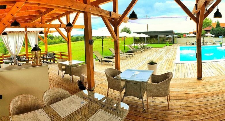 16 Lakes Hotel