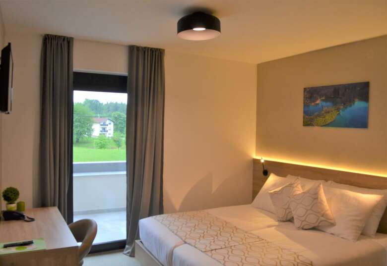 16 Lakes Hotel