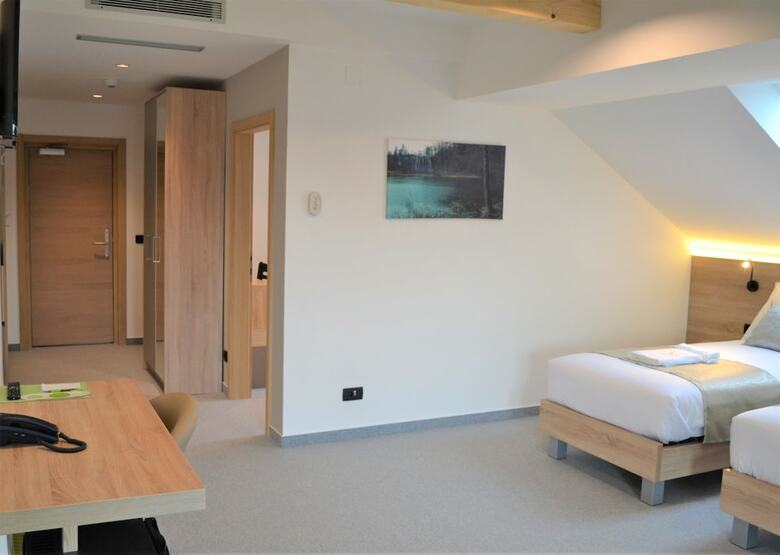 16 Lakes Hotel