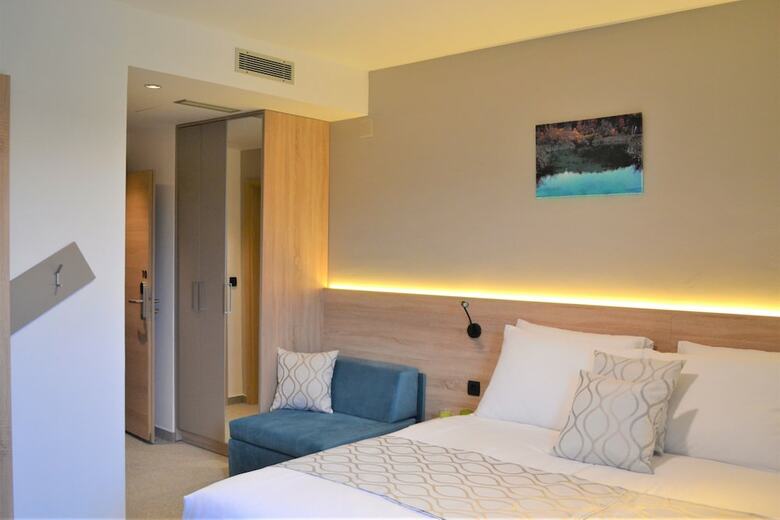 16 Lakes Hotel