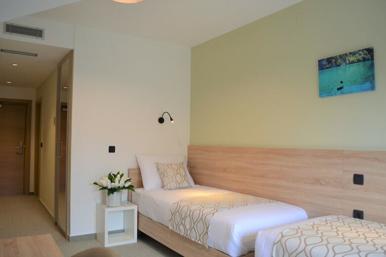16 Lakes Hotel