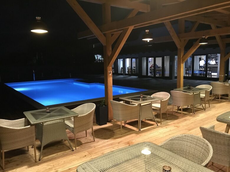 16 Lakes Hotel