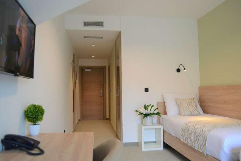 16 Lakes Hotel