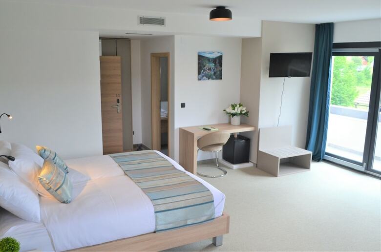 16 Lakes Hotel