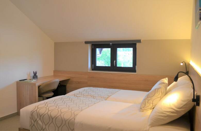 16 Lakes Hotel