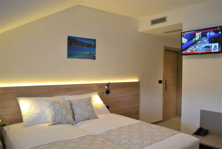 16 Lakes Hotel