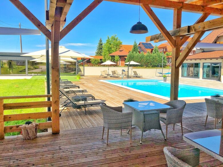 16 Lakes Hotel