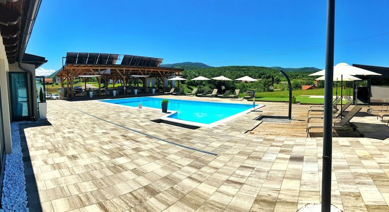 16 Lakes Hotel