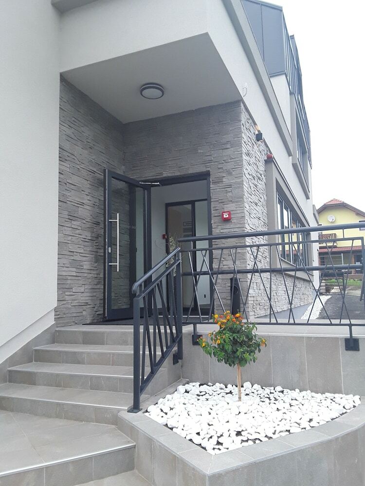 16 Lakes Hotel