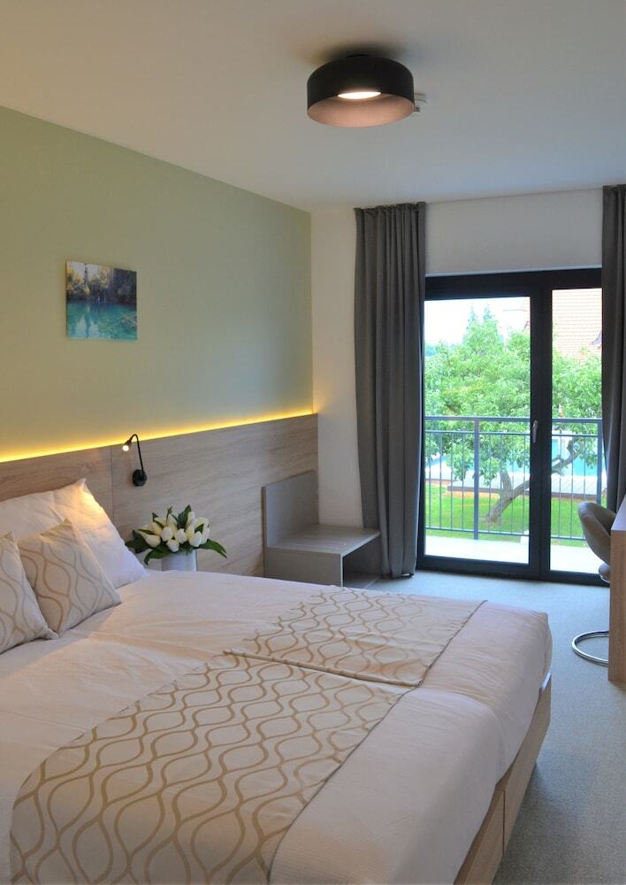 16 Lakes Hotel