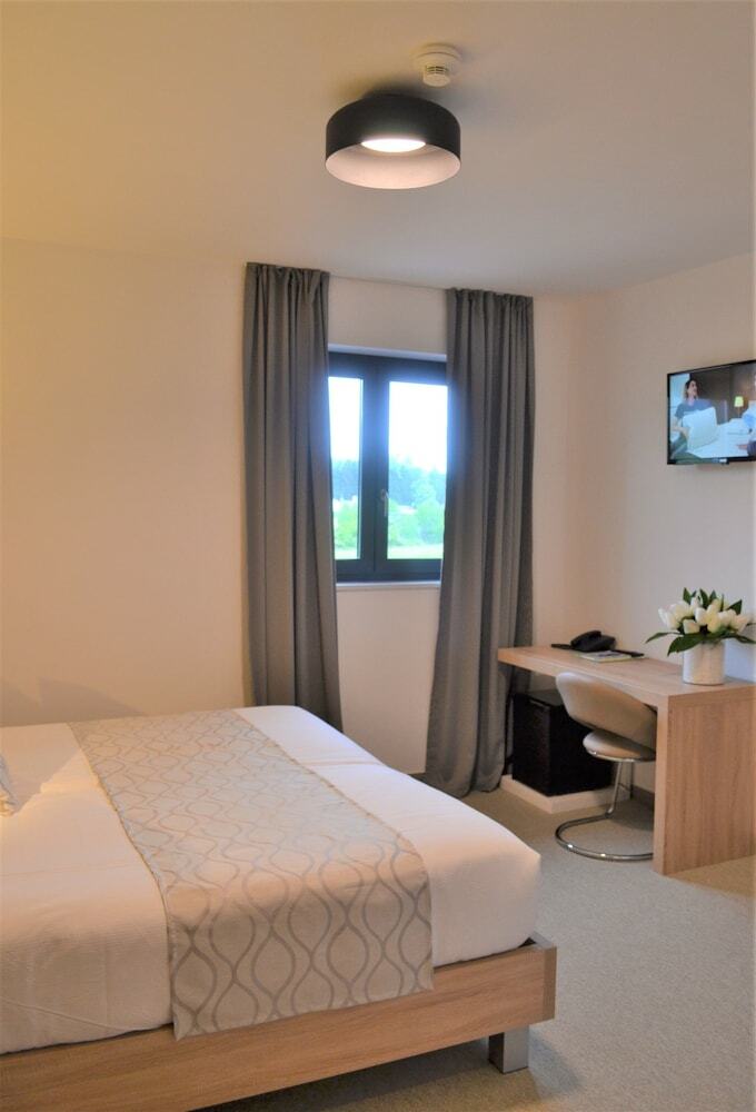 16 Lakes Hotel