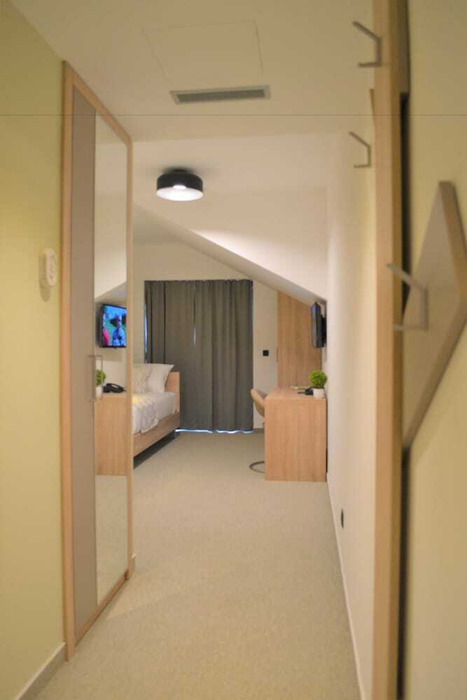 16 Lakes Hotel