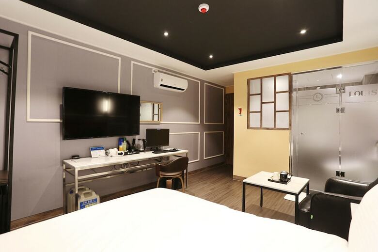 Louis Hotel