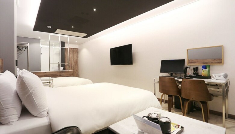Louis Hotel