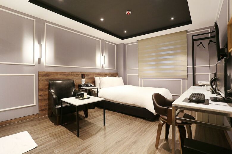 Louis Hotel