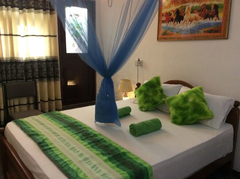 Hotel Yoho R K Tourist Villa