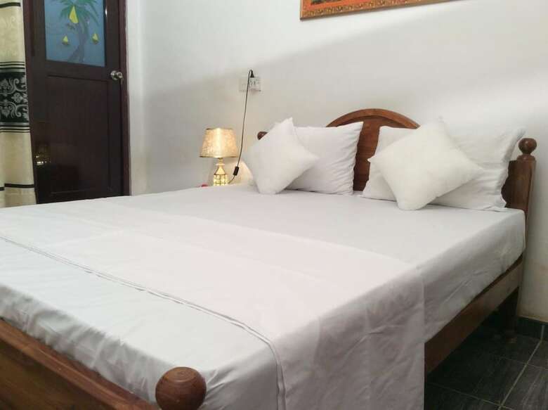 Hotel Yoho R K Tourist Villa