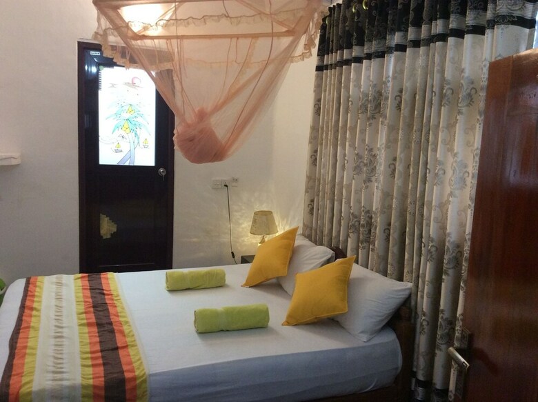 Hotel Yoho R K Tourist Villa