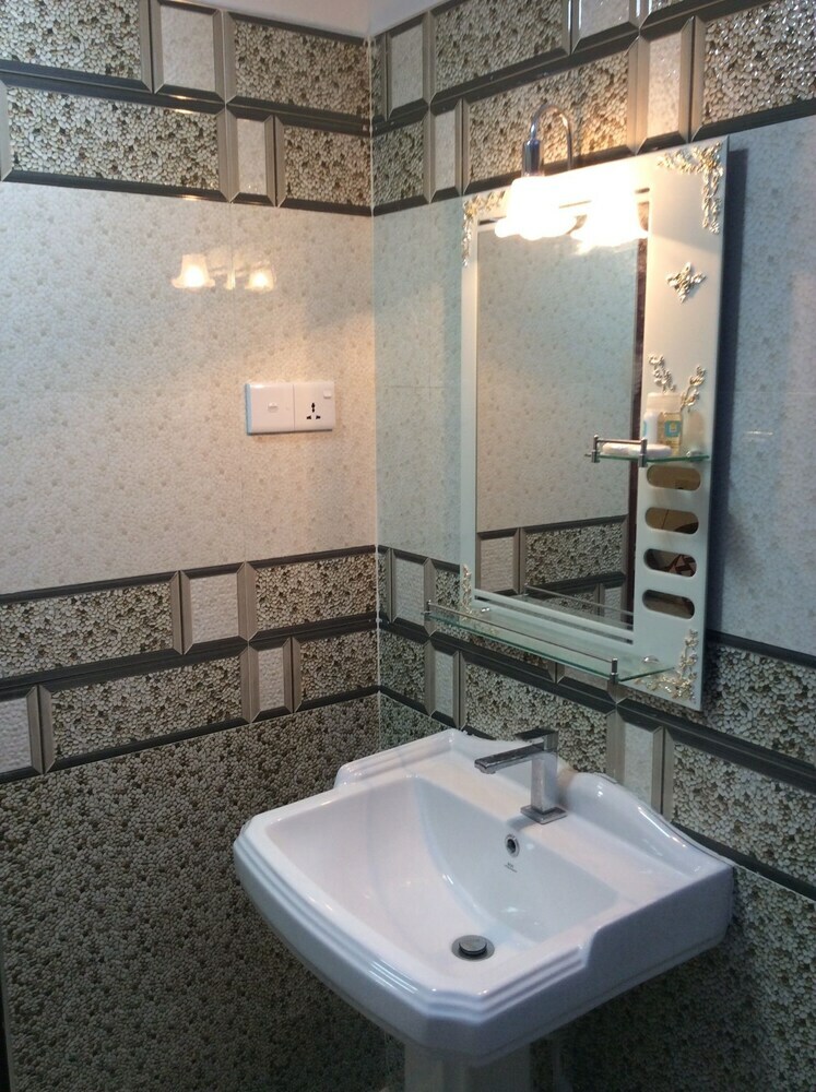 Hotel Yoho R K Tourist Villa