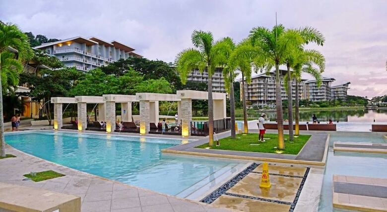 Dr. Calayan's Luxury 2br Condo @pico de Loro