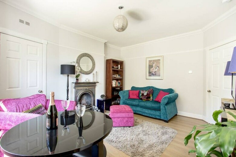 Apartamentos 2 Bedroom Flat With Garden