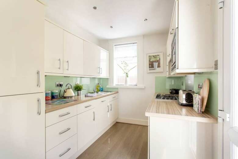 Apartamentos 2 Bedroom Flat With Garden