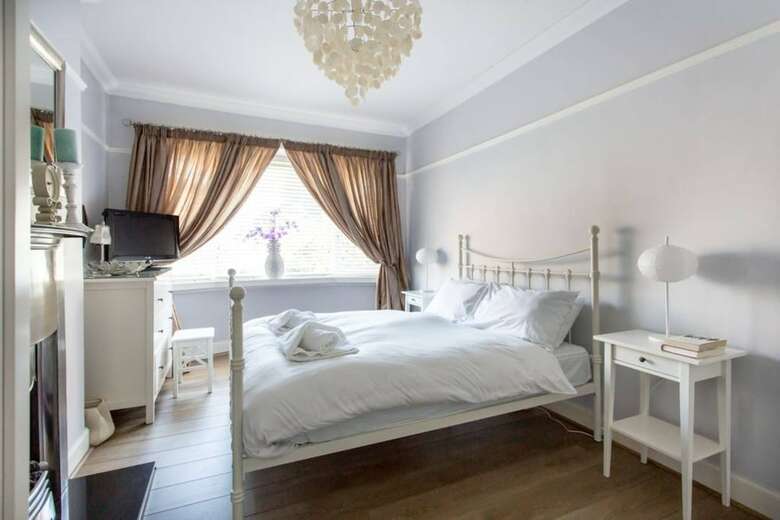 Apartamentos 2 Bedroom Flat With Garden