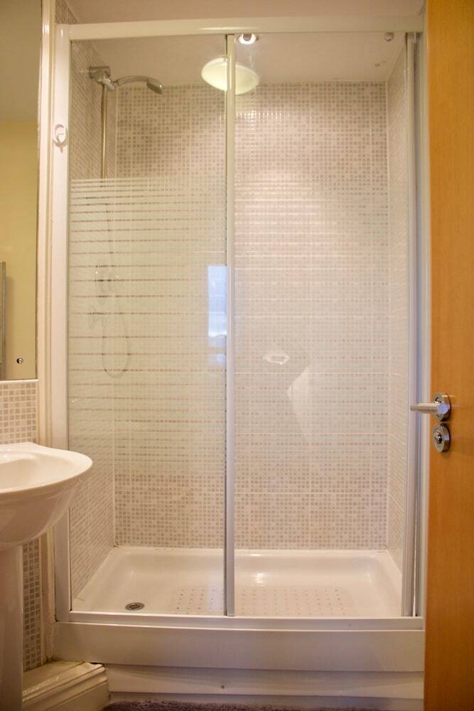 2 Bedroom Leith Apartment
