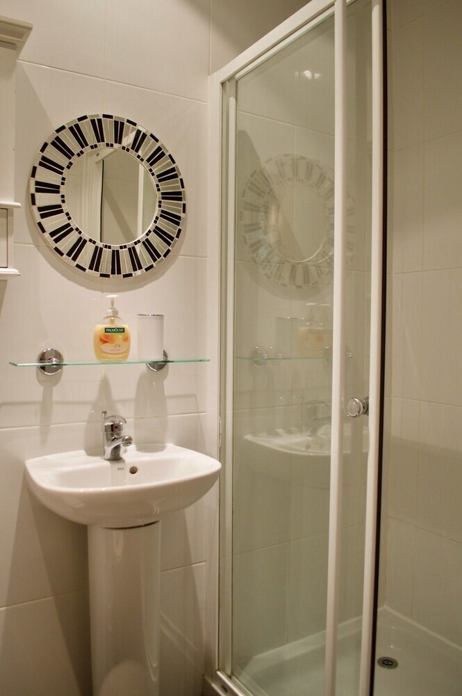 2 Bedroom Apartment With Free Parking