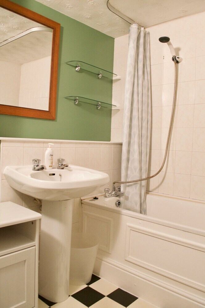 2 Bedroom Abbeyhill Apartment