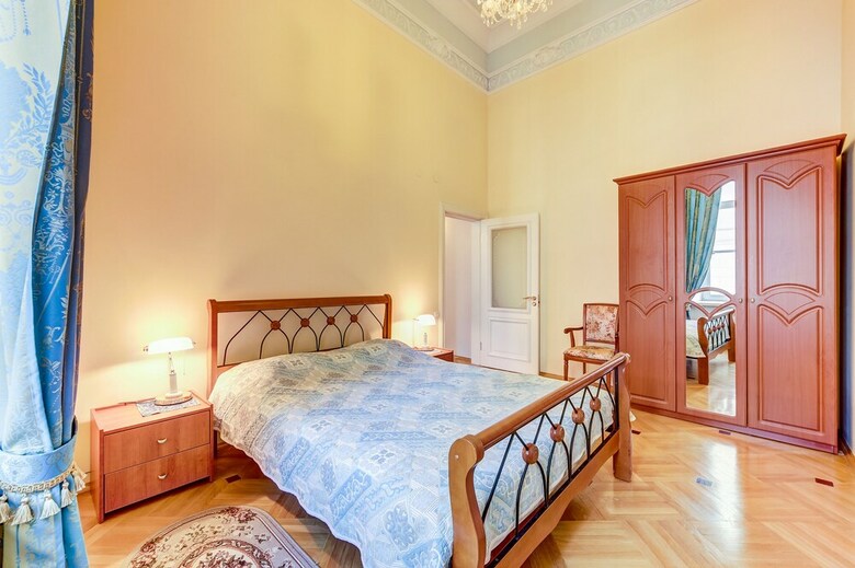 Home4day Spacious Apartment By The Hermitage