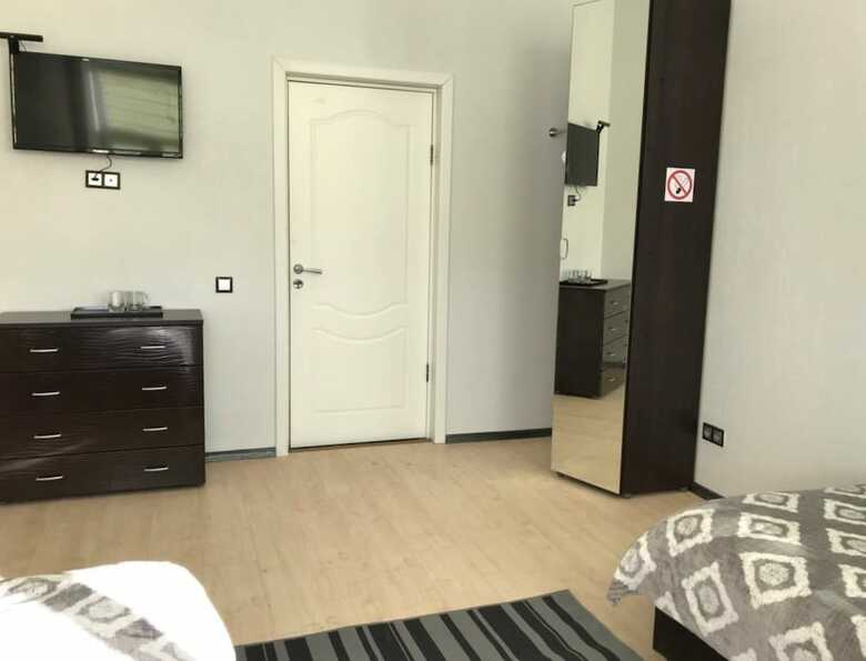 Hotel Avers House