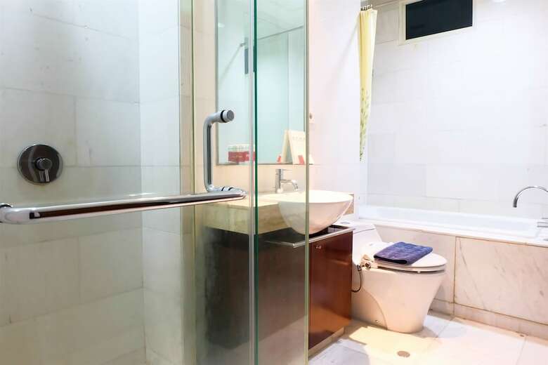 2 Bedroom Luxury The Peak Apartment By Travelio
