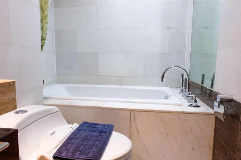 2 Bedroom Luxury The Peak Apartment By Travelio