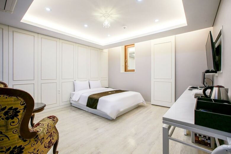 Cygnus Hotel