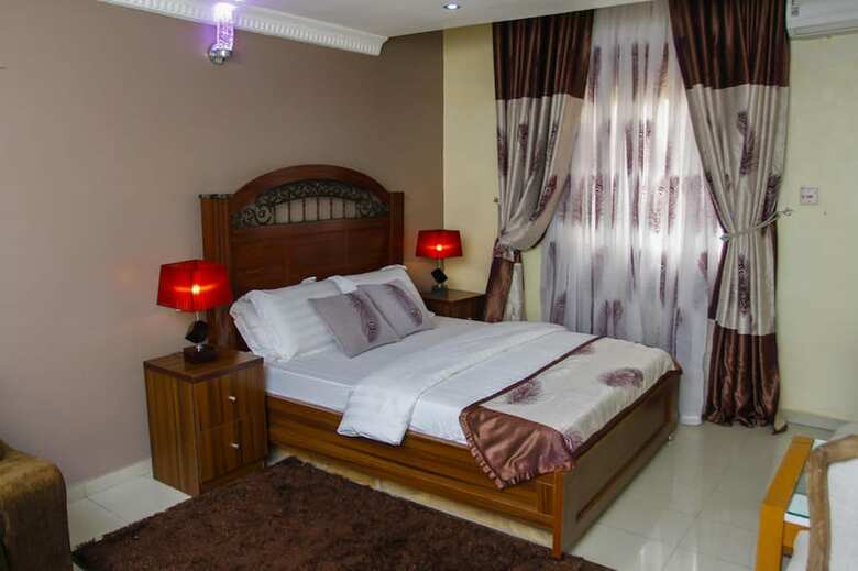Hotel Saheeto Suites