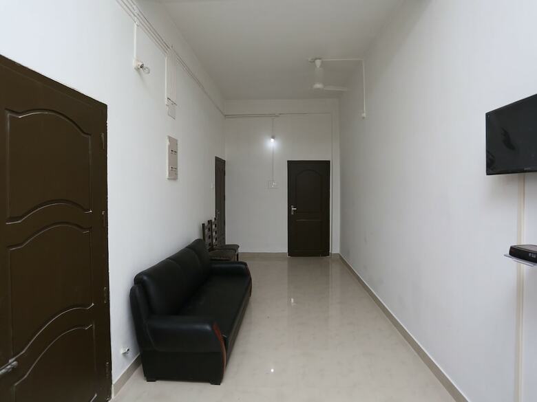 Hotel Oyo 10912 Nirman Residency