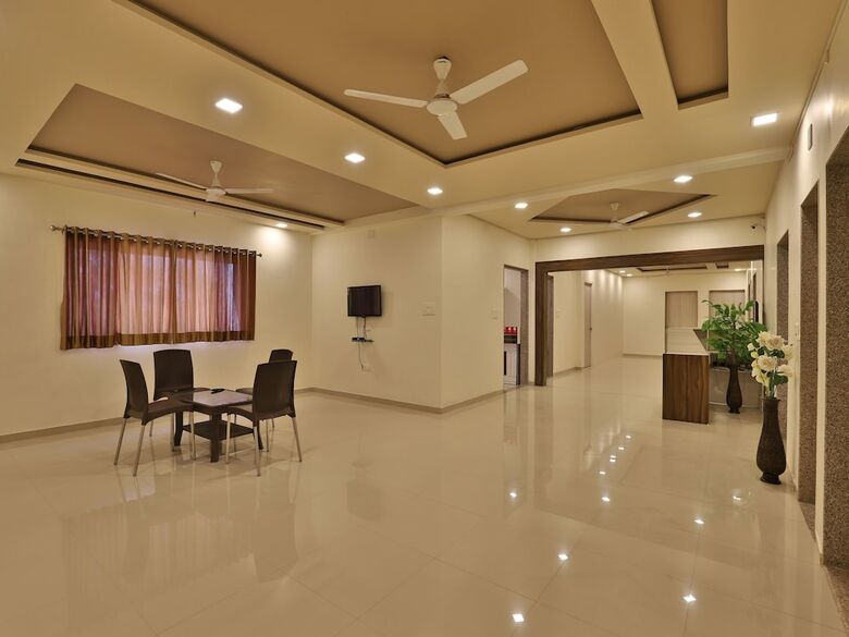 Oyo 11750 Hotel Starz