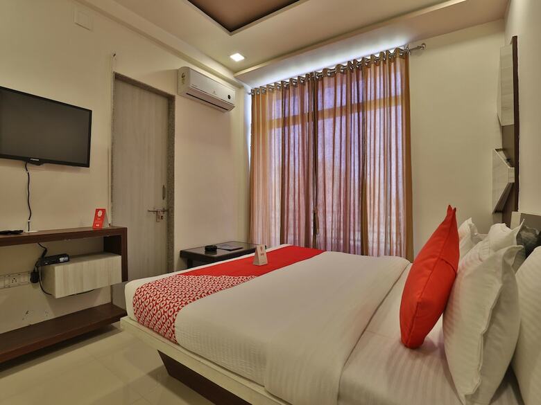 Oyo 11750 Hotel Starz