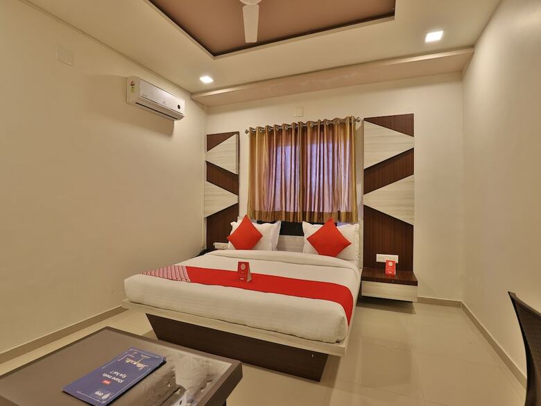 Oyo 11750 Hotel Starz